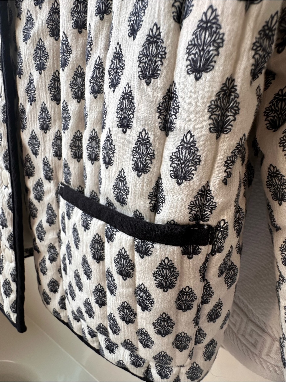 H&M Cream Quilted Blazer with Black Trim - Picture 4 of 7